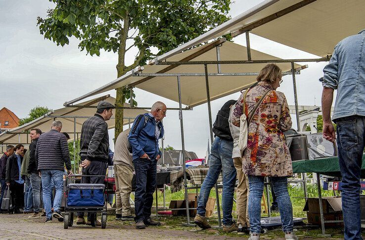 In beeld: Op jacht naar boeken langs de Zwolse stadsgracht - Foto: Obbe Bakker