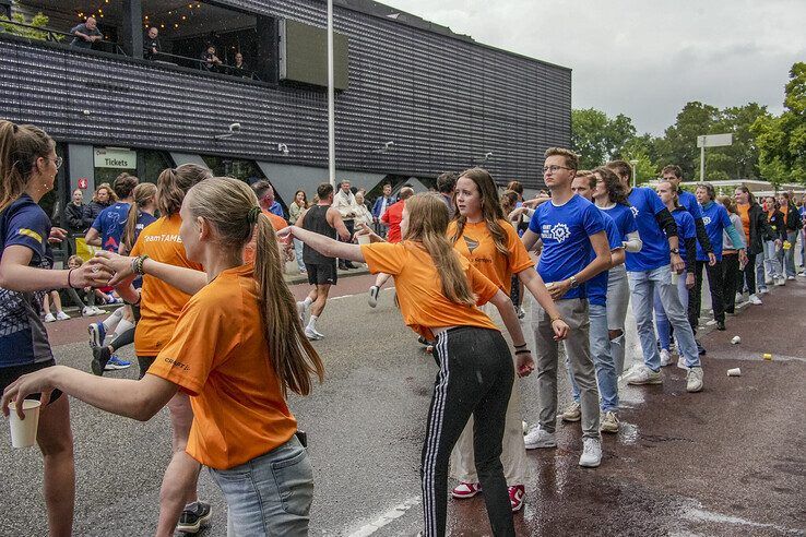 In beeld: Hart voor Zwolle toont hart voor Halve Marathon in grote waterpost - Foto: Obbe Bakker