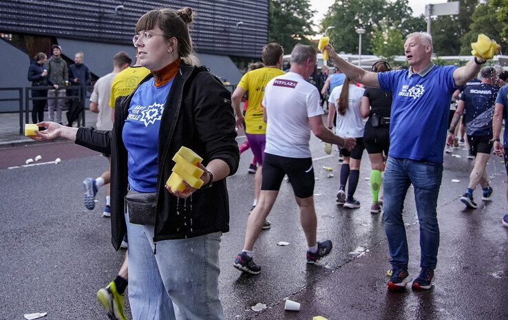 In beeld: Hart voor Zwolle toont hart voor Halve Marathon in grote waterpost - Foto: Obbe Bakker