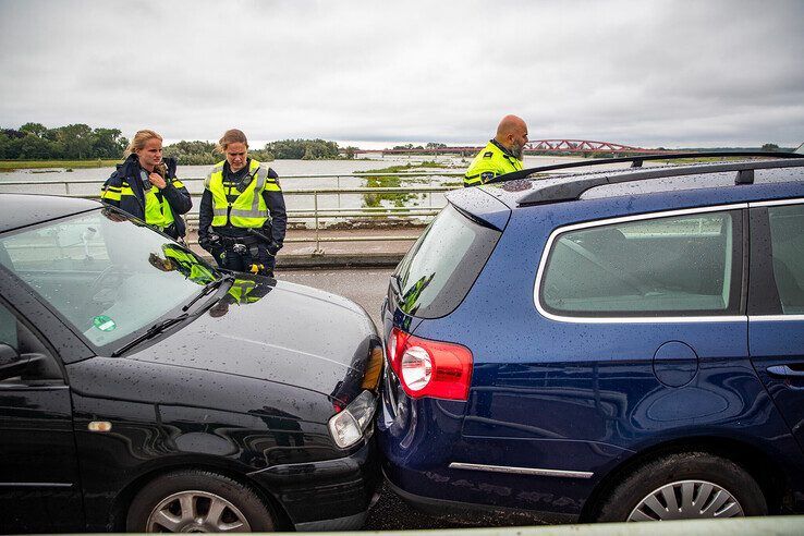 Op de IJsselbrug botsten vijf auto's op elkaar. - Foto: Hugo Janssen