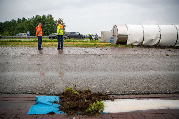 In beeld: Berging gekantelde melkwagen bij Zwolle blijkt megaklus - Foto: Hugo Janssen
