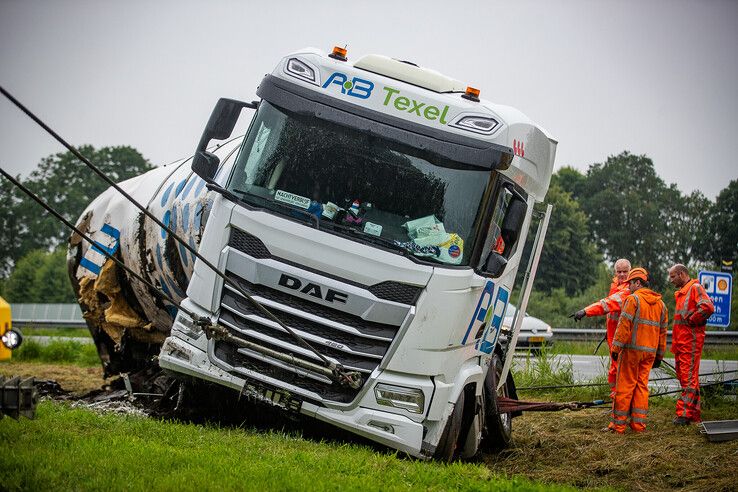 In beeld: Berging gekantelde melkwagen bij Zwolle blijkt megaklus - Foto: Hugo Janssen