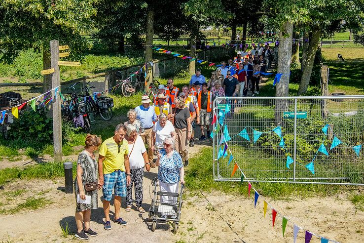 In beeld: Bewoners Holtenbroek nemen eerste stuk versterkte stadsdijk in gebruik - Foto: Obbe Bakker
