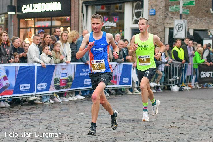 In beeld: Nieuw parcoursrecord Halve Marathon Zwolle bij vrouwen, snelste man komt 2 seconden tekort - Foto: Jan Burgman