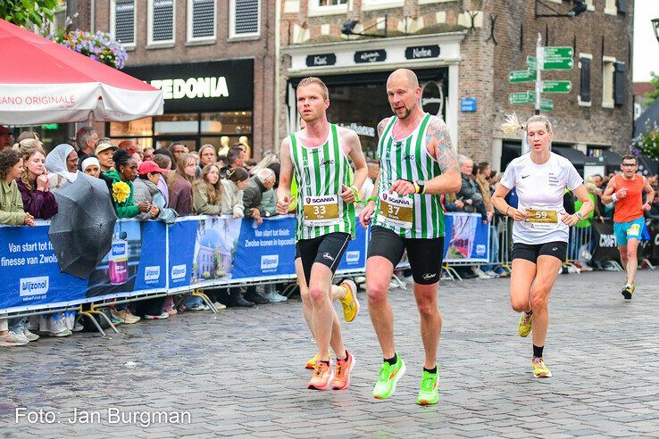 In beeld: Nieuw parcoursrecord Halve Marathon Zwolle bij vrouwen, snelste man komt 2 seconden tekort - Foto: Jan Burgman