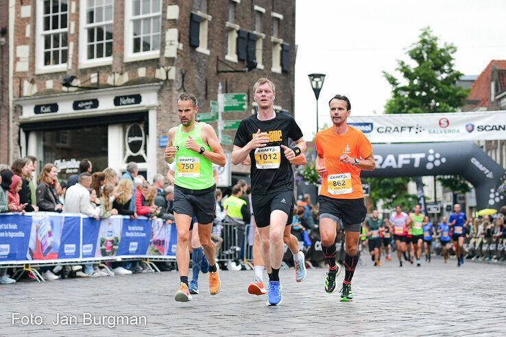 In beeld: Nieuw parcoursrecord Halve Marathon Zwolle bij vrouwen, snelste man komt 2 seconden tekort - Foto: Jan Burgman