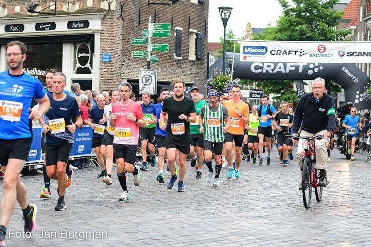 In beeld: Nieuw parcoursrecord Halve Marathon Zwolle bij vrouwen, snelste man komt 2 seconden tekort - Foto: Jan Burgman