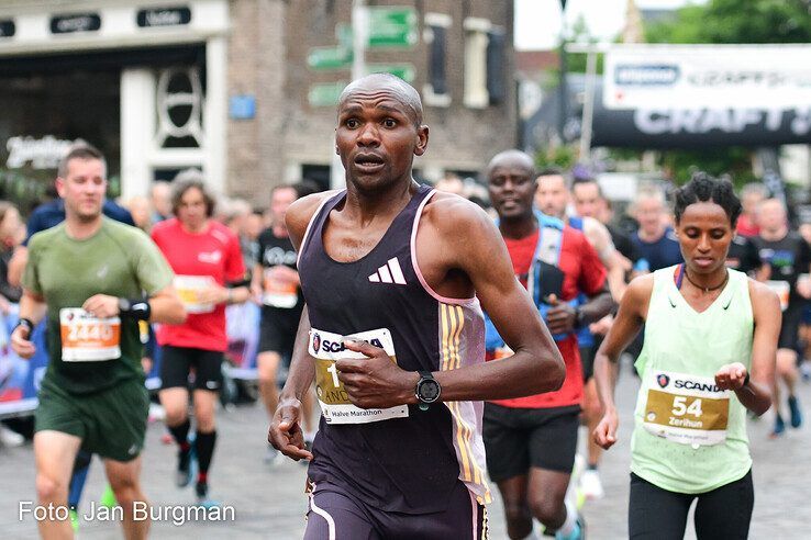 In beeld: Nieuw parcoursrecord Halve Marathon Zwolle bij vrouwen, snelste man komt 2 seconden tekort - Foto: Jan Burgman