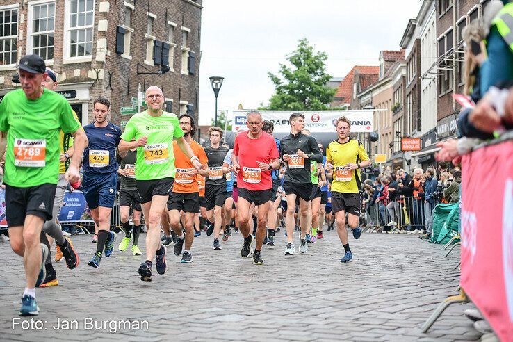 In beeld: Nieuw parcoursrecord Halve Marathon Zwolle bij vrouwen, snelste man komt 2 seconden tekort - Foto: Jan Burgman