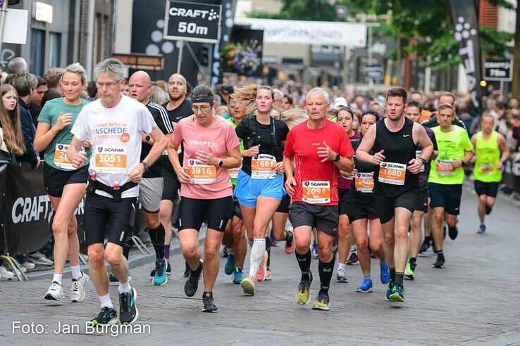 In beeld: Nieuw parcoursrecord Halve Marathon Zwolle bij vrouwen, snelste man komt 2 seconden tekort - Foto: Jan Burgman