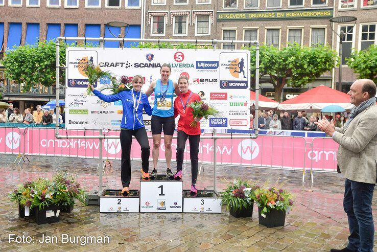 In beeld: Nieuw parcoursrecord Halve Marathon Zwolle bij vrouwen, snelste man komt 2 seconden tekort - Foto: Jan Burgman