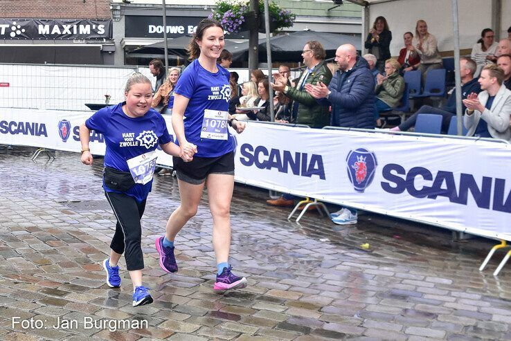 In beeld: Nieuw parcoursrecord Halve Marathon Zwolle bij vrouwen, snelste man komt 2 seconden tekort - Foto: Jan Burgman