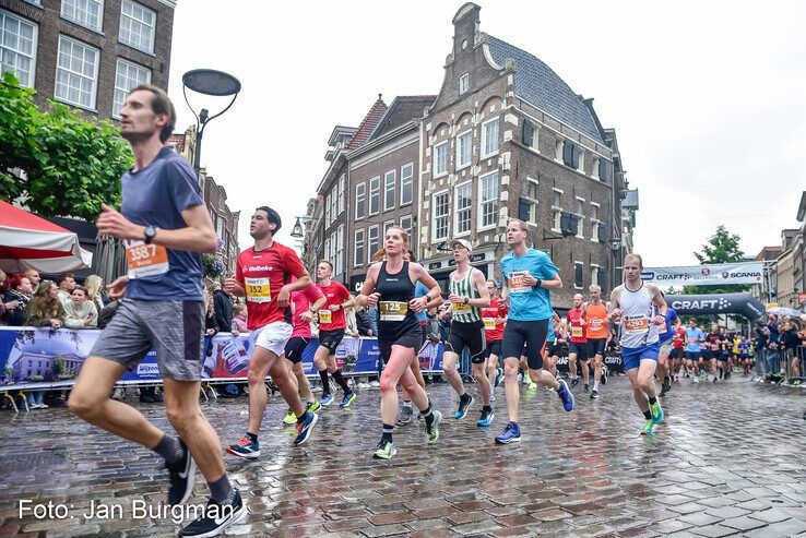 In beeld: Nieuw parcoursrecord Halve Marathon Zwolle bij vrouwen, snelste man komt 2 seconden tekort - Foto: Jan Burgman