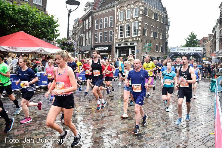 In beeld: Nieuw parcoursrecord Halve Marathon Zwolle bij vrouwen, snelste man komt 2 seconden tekort - Foto: Jan Burgman