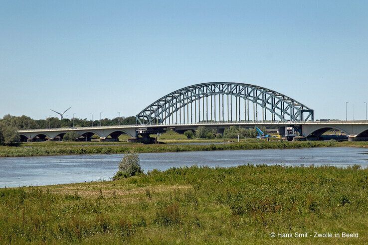 Een blauwe lucht zoals hier boven de IJsselbrug is maandag niet te zien. - Foto: Hans Smit