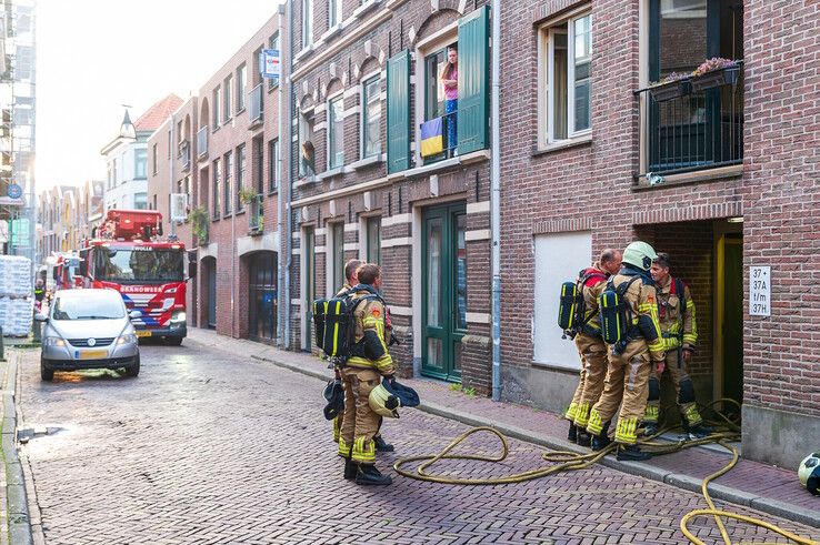 Brandweer haalt bewoner uit woning vol rook in Zwolse binnenstad - Foto: Peter Denekamp