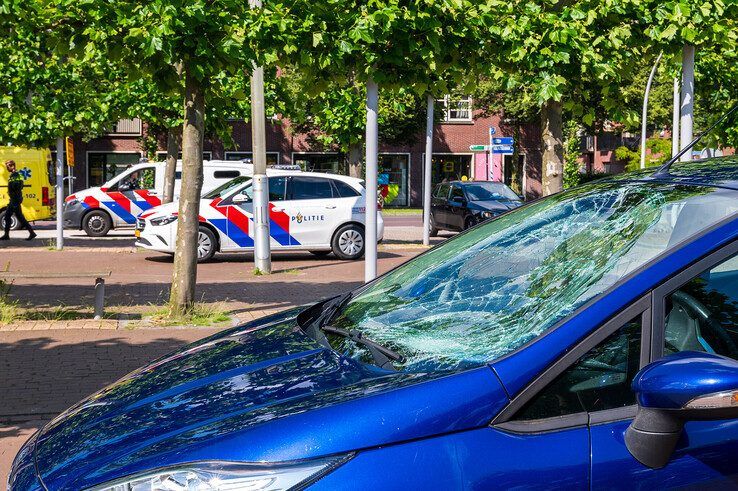 De auto was het grootste slachtoffer van het ongeval op de Koggelaan. - Foto: Peter Denekamp