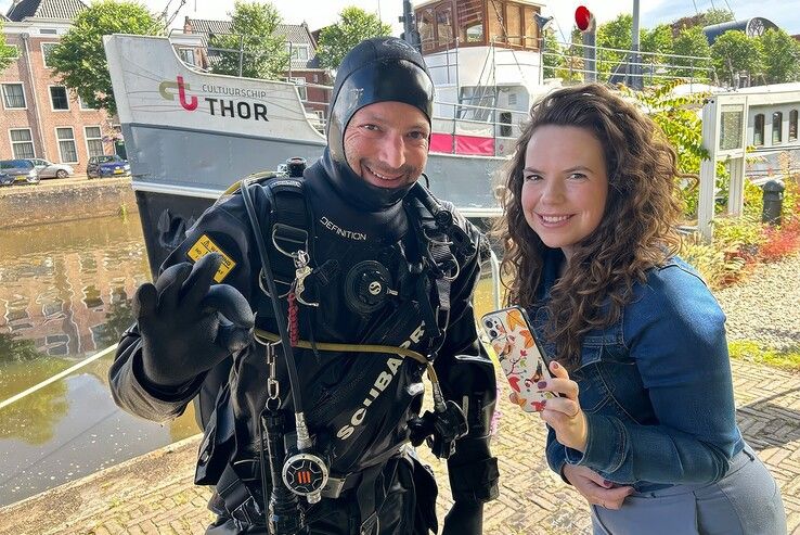 Kyra en de duiker met de opgedoken iPhone. - Foto: Recovery Divers