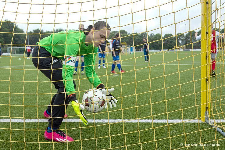 In beeld: Ruim 300 G-voetballers stelen de show in Zwolle - Foto: Hans Smit