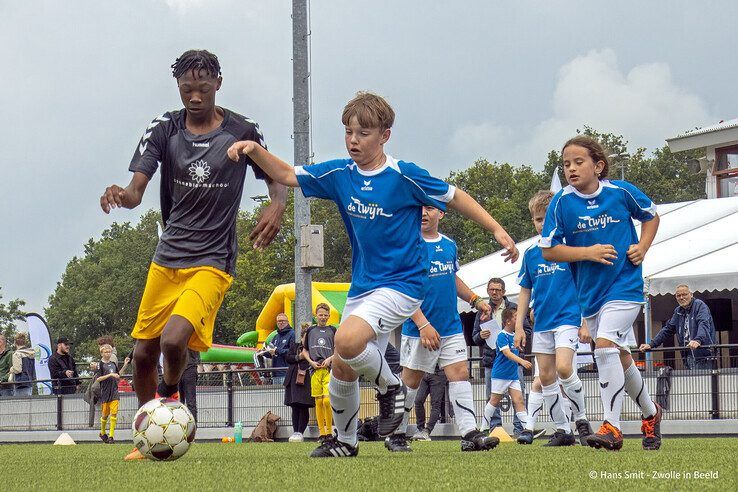 In beeld: Ruim 300 G-voetballers stelen de show in Zwolle - Foto: Hans Smit