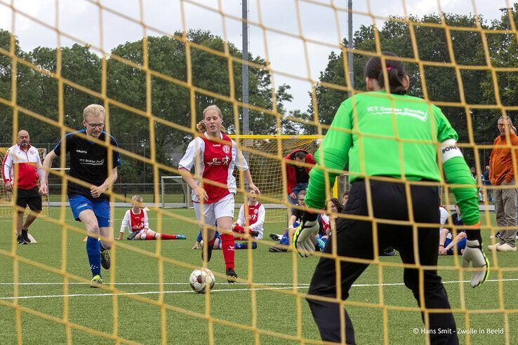 In beeld: Ruim 300 G-voetballers stelen de show in Zwolle - Foto: Hans Smit