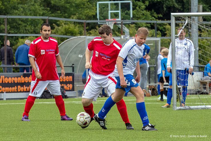 In beeld: Ruim 300 G-voetballers stelen de show in Zwolle - Foto: Hans Smit