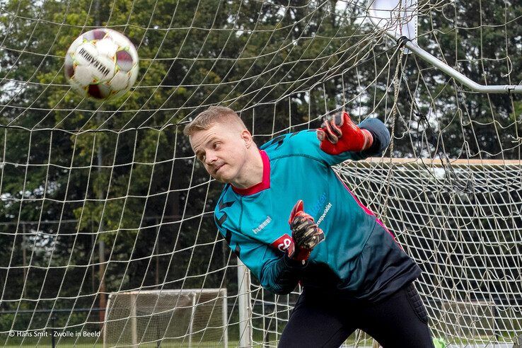 In beeld: Ruim 300 G-voetballers stelen de show in Zwolle - Foto: Hans Smit