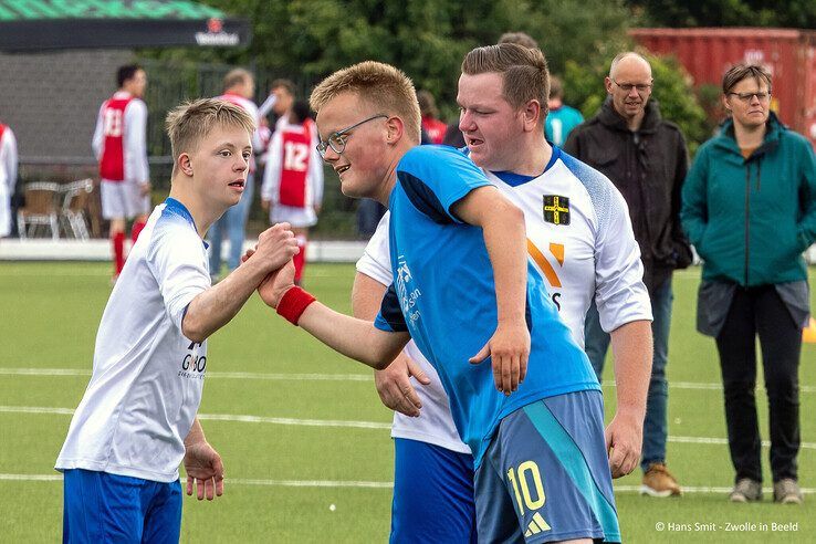 In beeld: Ruim 300 G-voetballers stelen de show in Zwolle - Foto: Hans Smit