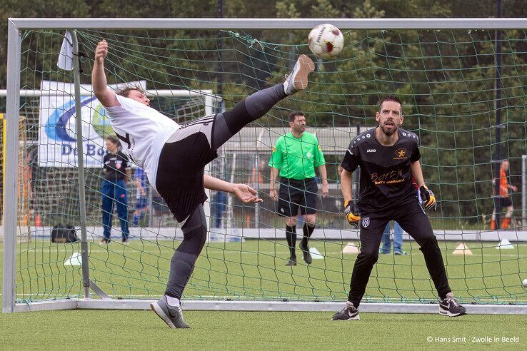 In beeld: Ruim 300 G-voetballers stelen de show in Zwolle - Foto: Hans Smit