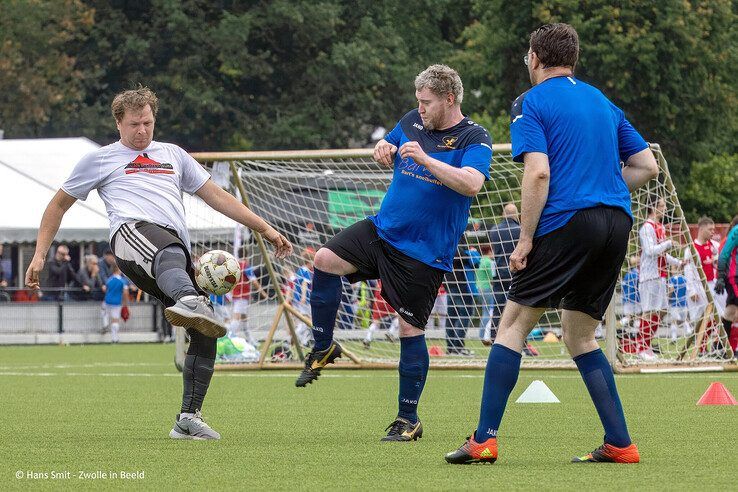 In beeld: Ruim 300 G-voetballers stelen de show in Zwolle - Foto: Hans Smit