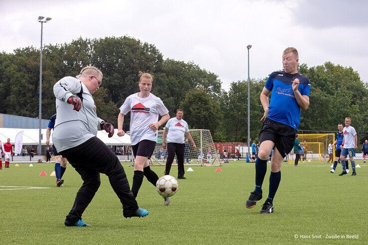 In beeld: Ruim 300 G-voetballers stelen de show in Zwolle - Foto: Hans Smit