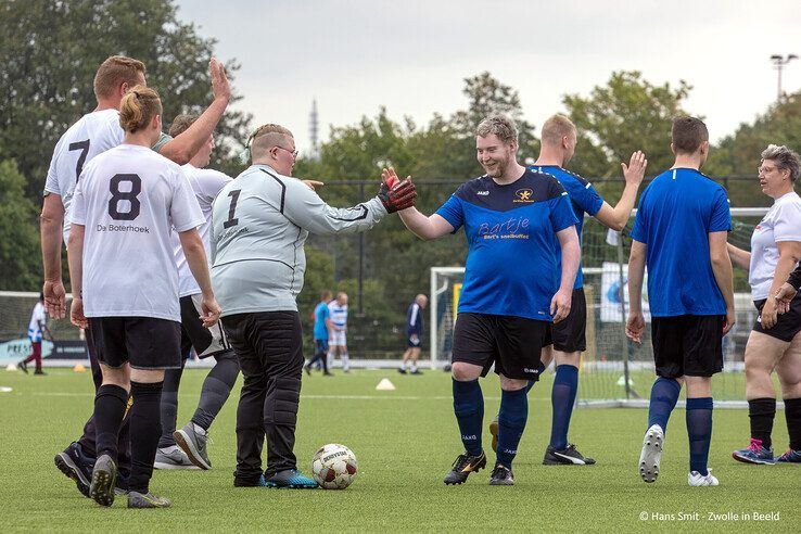 In beeld: Ruim 300 G-voetballers stelen de show in Zwolle - Foto: Hans Smit