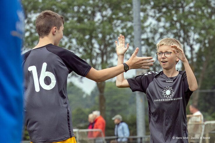 In beeld: Ruim 300 G-voetballers stelen de show in Zwolle - Foto: Hans Smit