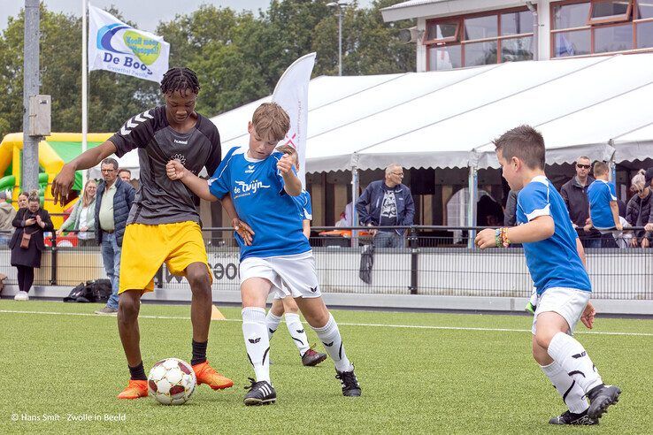 In beeld: Ruim 300 G-voetballers stelen de show in Zwolle - Foto: Hans Smit