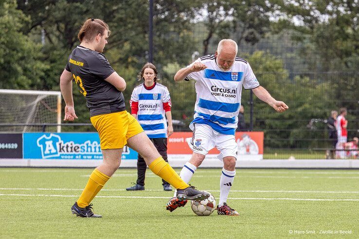 In beeld: Ruim 300 G-voetballers stelen de show in Zwolle - Foto: Hans Smit