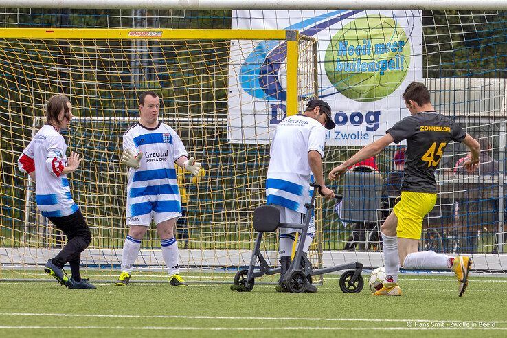 In beeld: Ruim 300 G-voetballers stelen de show in Zwolle - Foto: Hans Smit