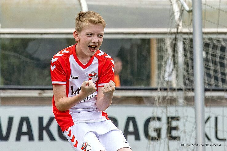 In beeld: Ruim 300 G-voetballers stelen de show in Zwolle - Foto: Hans Smit