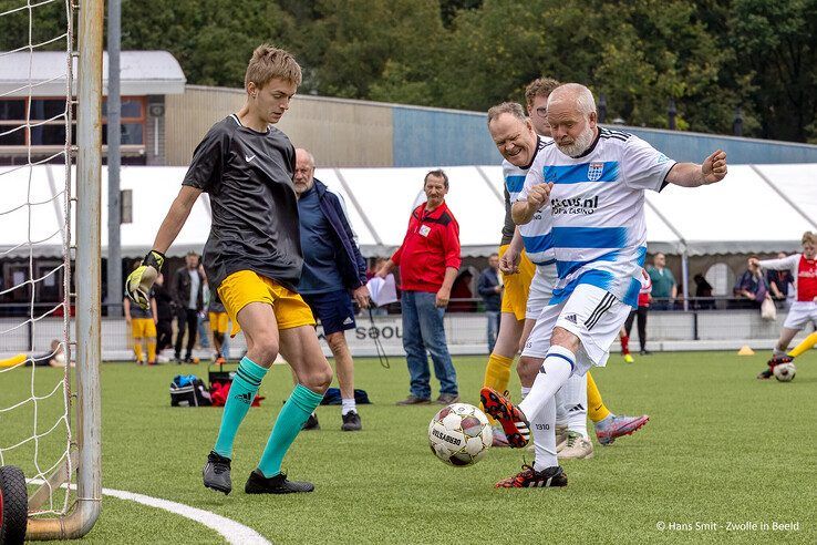 In beeld: Ruim 300 G-voetballers stelen de show in Zwolle - Foto: Hans Smit