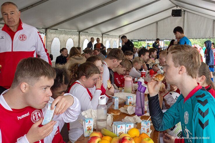 In beeld: Ruim 300 G-voetballers stelen de show in Zwolle - Foto: Hans Smit