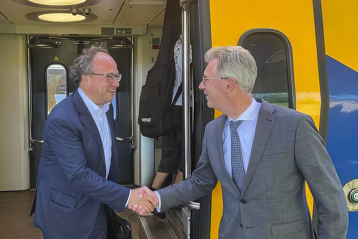 Wouter Koolmees (links) en gedeputeerde Harry van der Maas (rechts) zijn tevreden met de nieuwe treinverbinding. - Foto: Provincie Zeeland