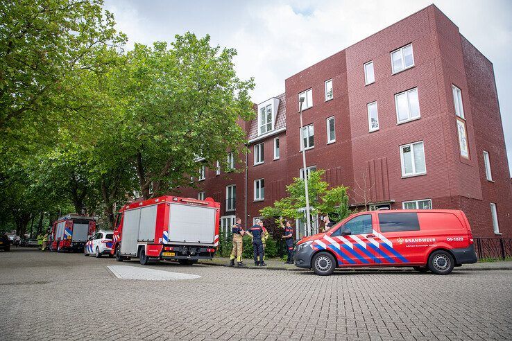 In de Emmastraat hing een flinke gas- en benzinelucht. - Foto: Hugo Janssen