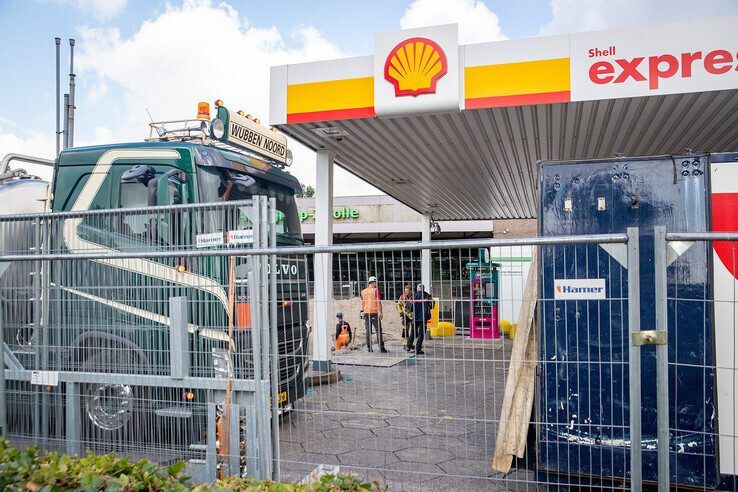 Een brandweerman neemt een kijkje bij de werkzaamheden in het tankstation. - Foto: Hugo Janssen