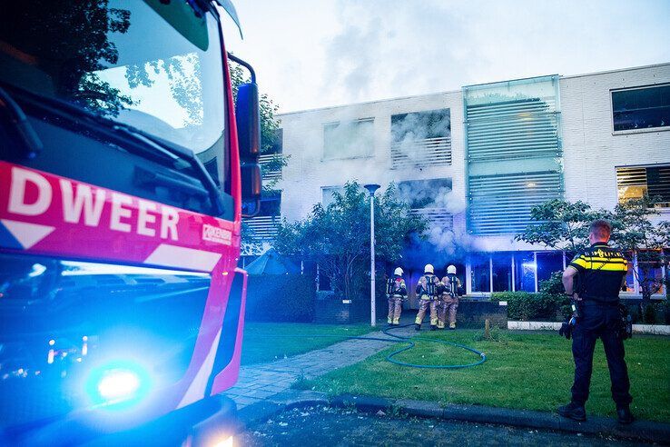 In beeld: Elektrische scooter vat vlam in berging van flat in Stadshagen - Foto: Hugo Janssen