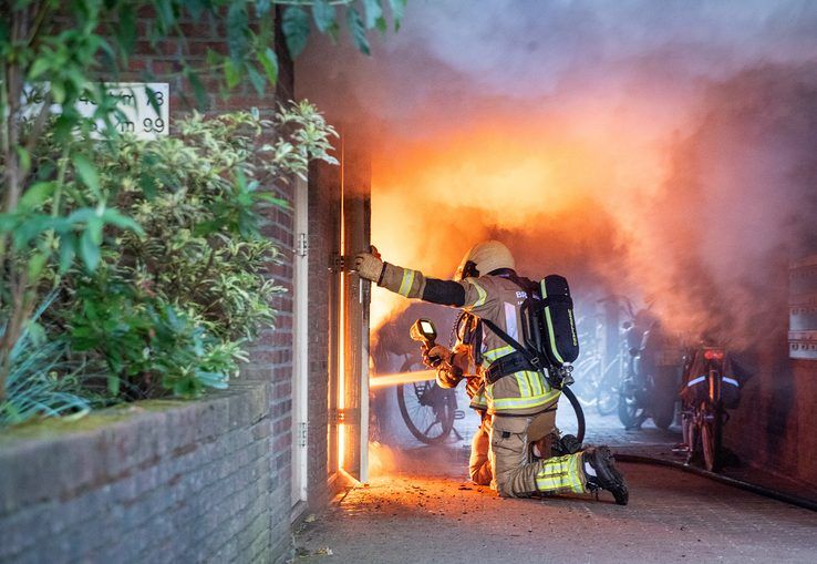 In beeld: Elektrische scooter vat vlam in berging van flat in Stadshagen - Foto: Hugo Janssen