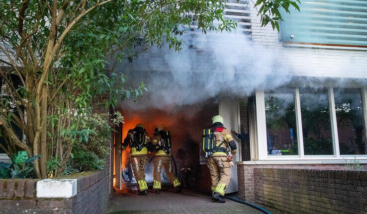 In beeld: Elektrische scooter vat vlam in berging van flat in Stadshagen - Foto: Hugo Janssen