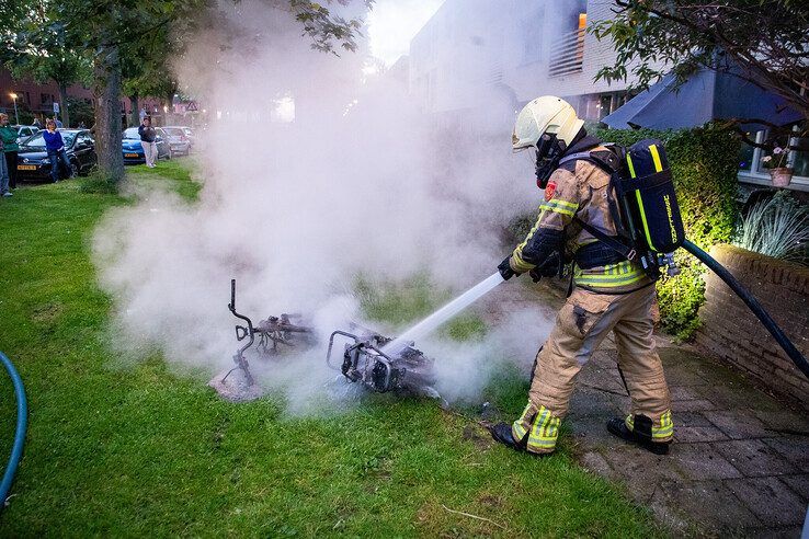 In beeld: Elektrische scooter vat vlam in berging van flat in Stadshagen - Foto: Hugo Janssen