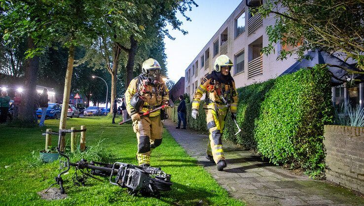 In beeld: Elektrische scooter vat vlam in berging van flat in Stadshagen - Foto: Hugo Janssen