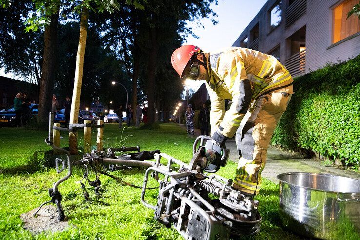 In beeld: Elektrische scooter vat vlam in berging van flat in Stadshagen - Foto: Hugo Janssen