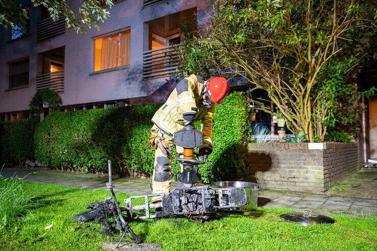 In beeld: Elektrische scooter vat vlam in berging van flat in Stadshagen - Foto: Hugo Janssen