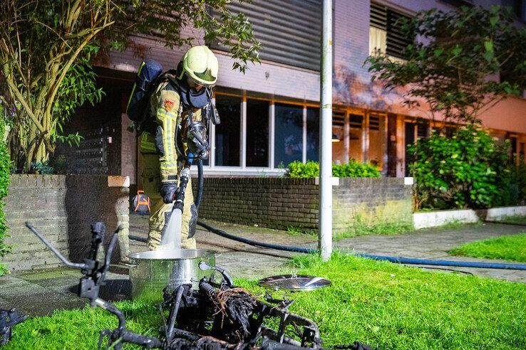 In beeld: Elektrische scooter vat vlam in berging van flat in Stadshagen - Foto: Hugo Janssen